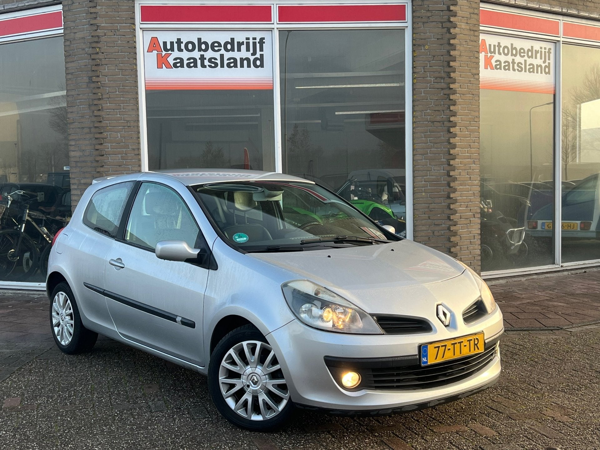 Renault Clio 1.6-16V Dynamique S - APK: 01-2027! - Cruise -, Voorwielaandrijving, Gebruikt, Zwart, 4 cilinders