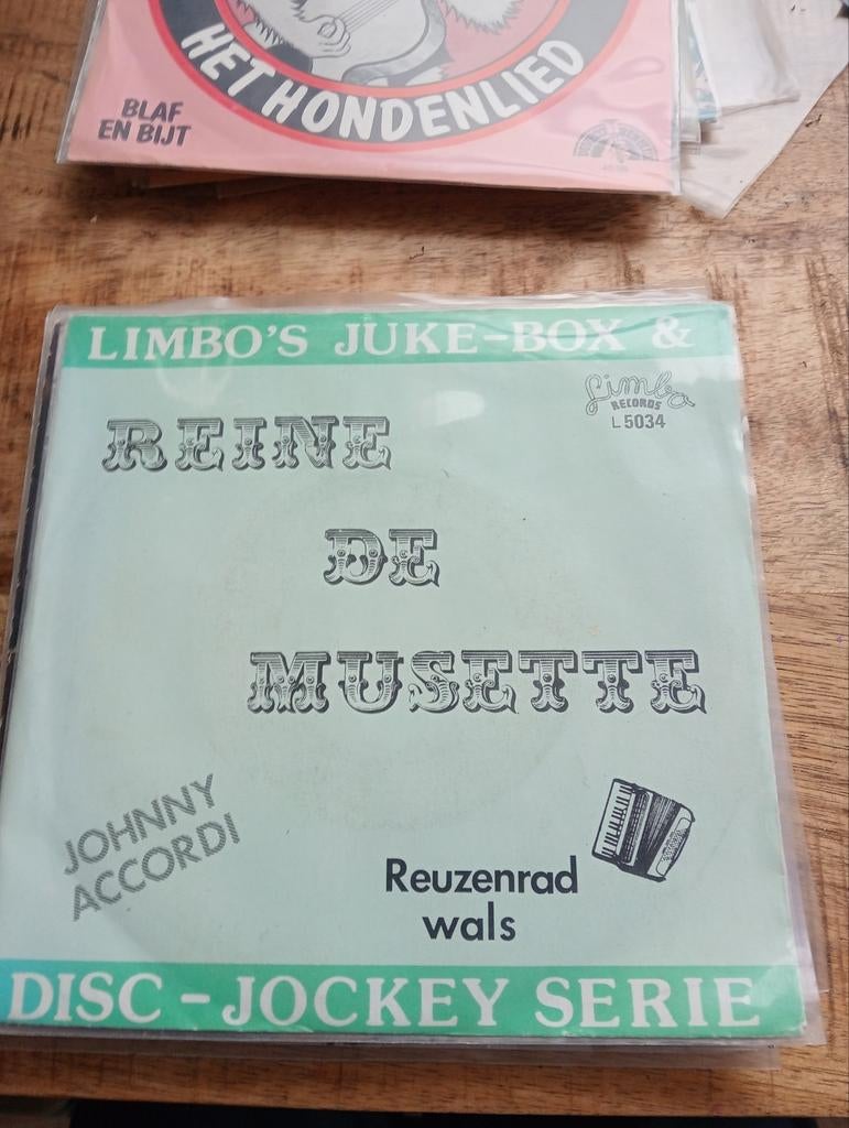 Johnny accordi - reine de musette, Ophalen of Verzenden, Zo goed als nieuw, Overige formaten, Levenslied of Smartlap