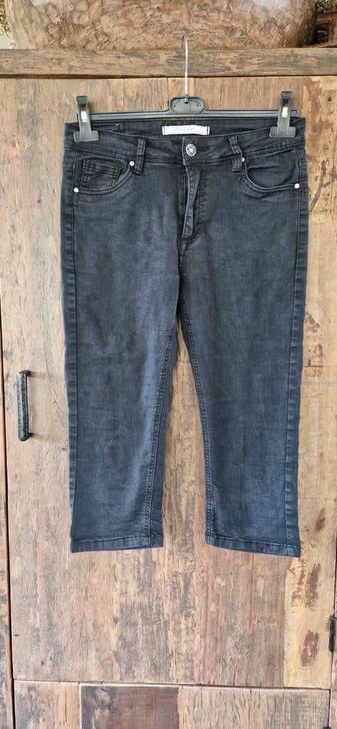 Zwarte capri, driekwart broek

Norfy, Kleding | Dames, Spijkerbroeken en Jeans, Ophalen of Verzenden, Zo goed als nieuw, Zwart