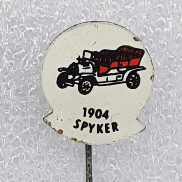 SP0421 Speldje 1904 Spyker rood, Verzamelen, Ophalen of Verzenden, Gebruikt, Overige onderwerpen