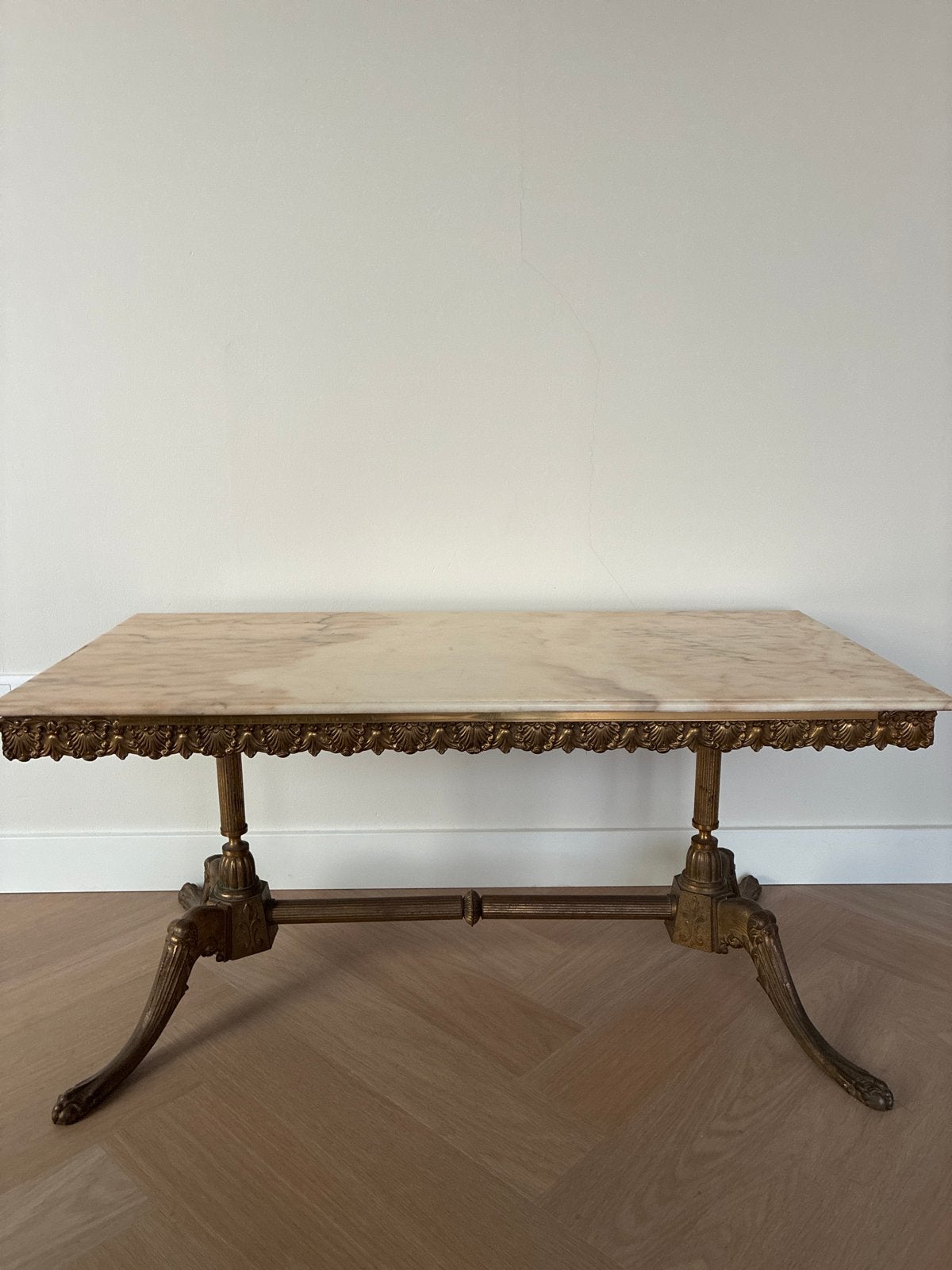Antieke marmeren salontafel met messing onderstel, Ophalen