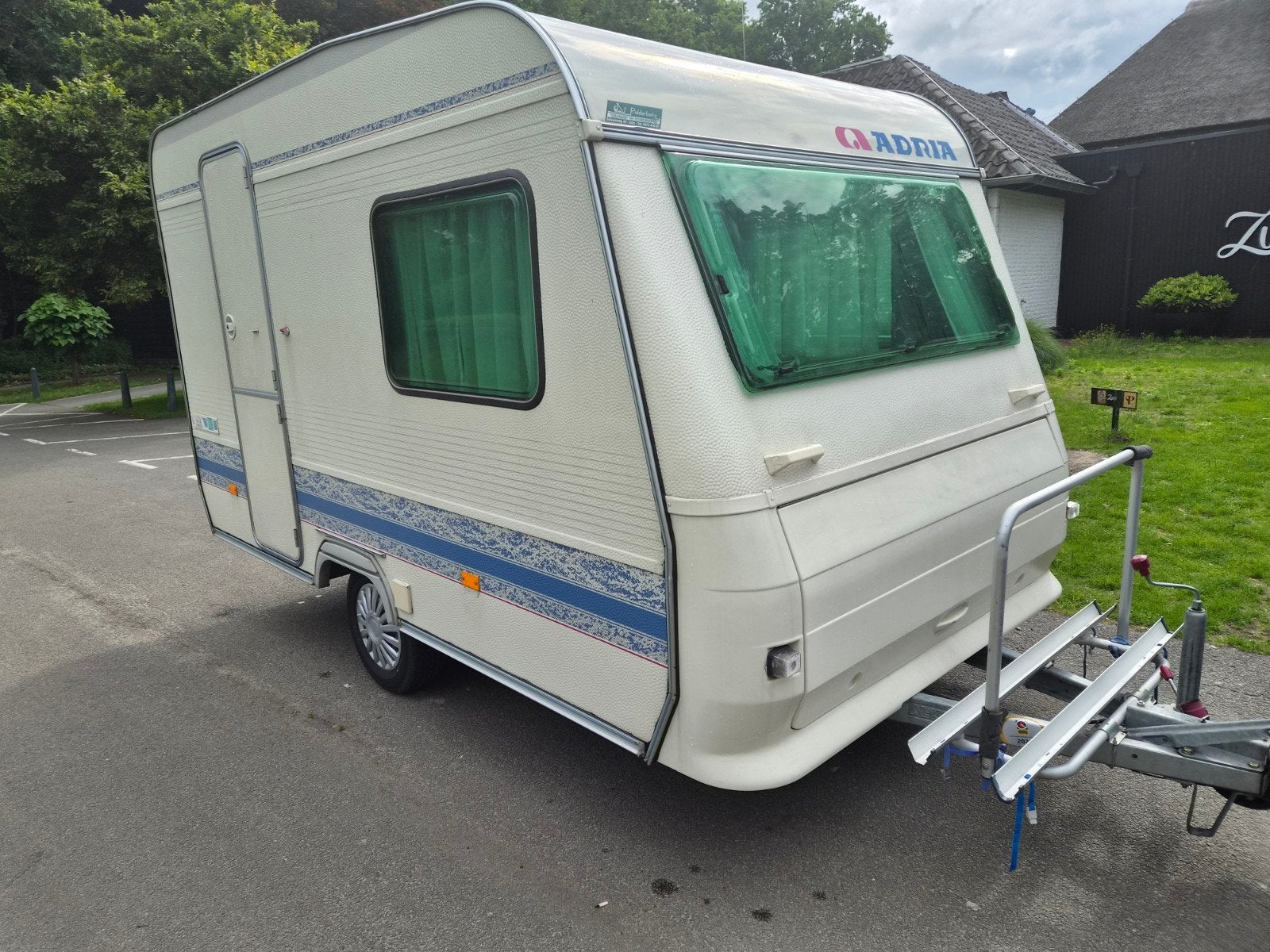 Adria Unica 320 DD - voortent,fietsendrager,nieuwe luifel, Koelkast, Treinzit, Particulier, Adria