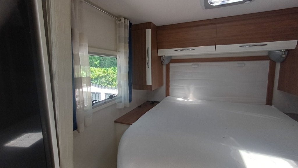 Foto 11 van Te koop: Prachtige, Pilote Essentiel P650 met Queensbed