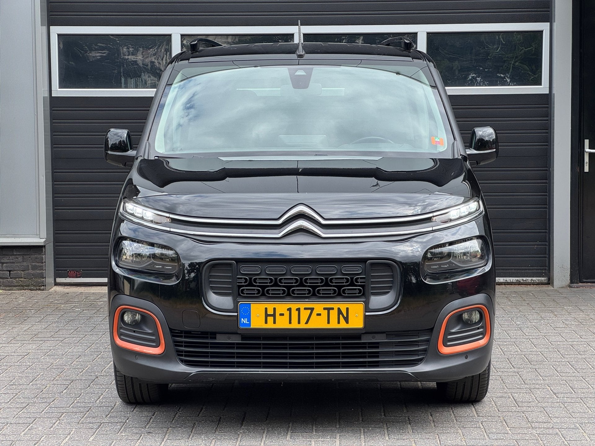 Citroen Berlingo 1.2 PureTech Shine Automaat, Navi, 360 Came, Auto's, Gebruikt, Euro 6, 1199 cc, Zwart