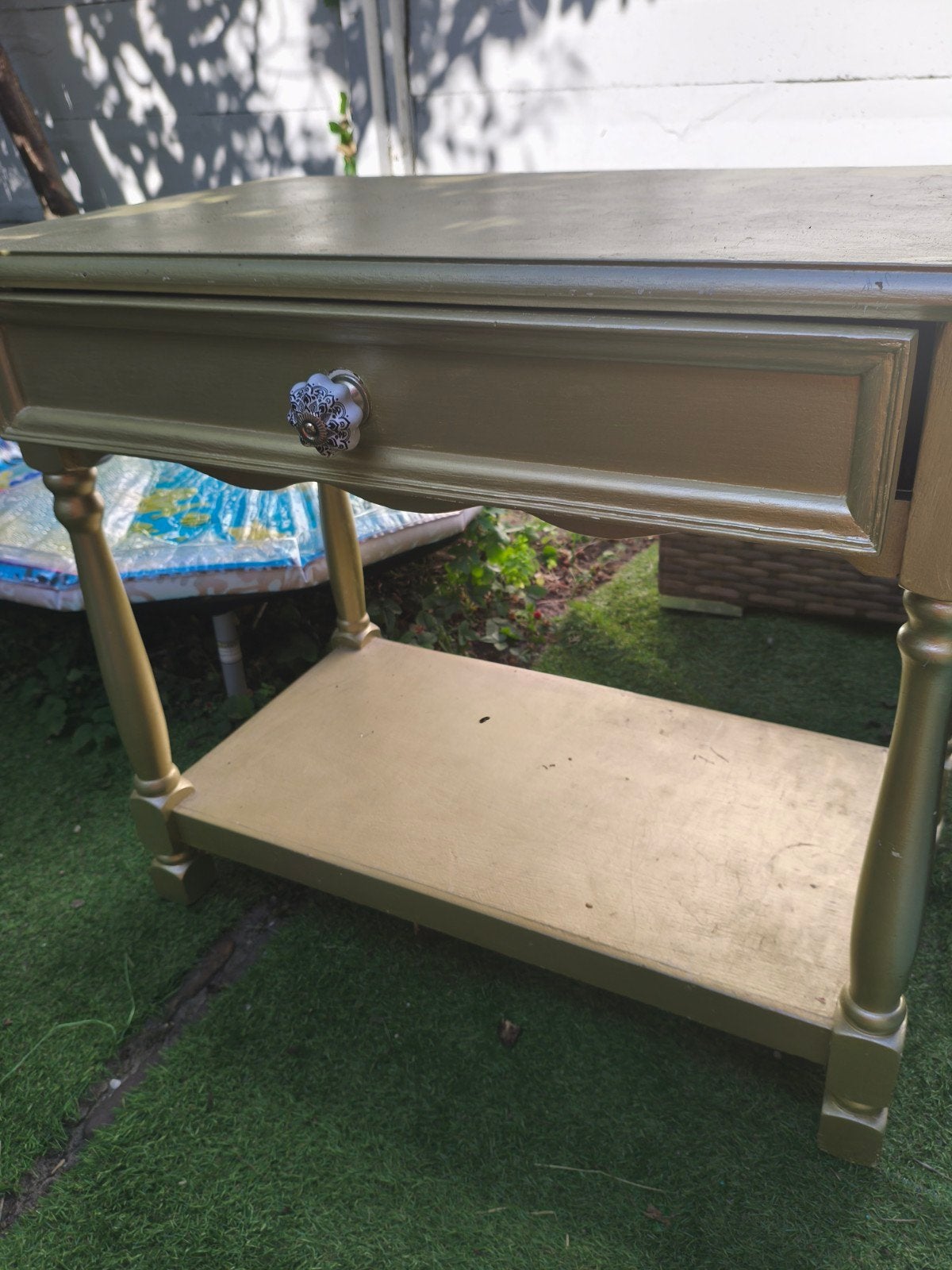 Goud geverfd tafeltje met lade, Huis en Inrichting, Tafels | Bijzettafels, Gebruikt, Ophalen of Verzenden, Klassiek, Vintage, Rechthoekig