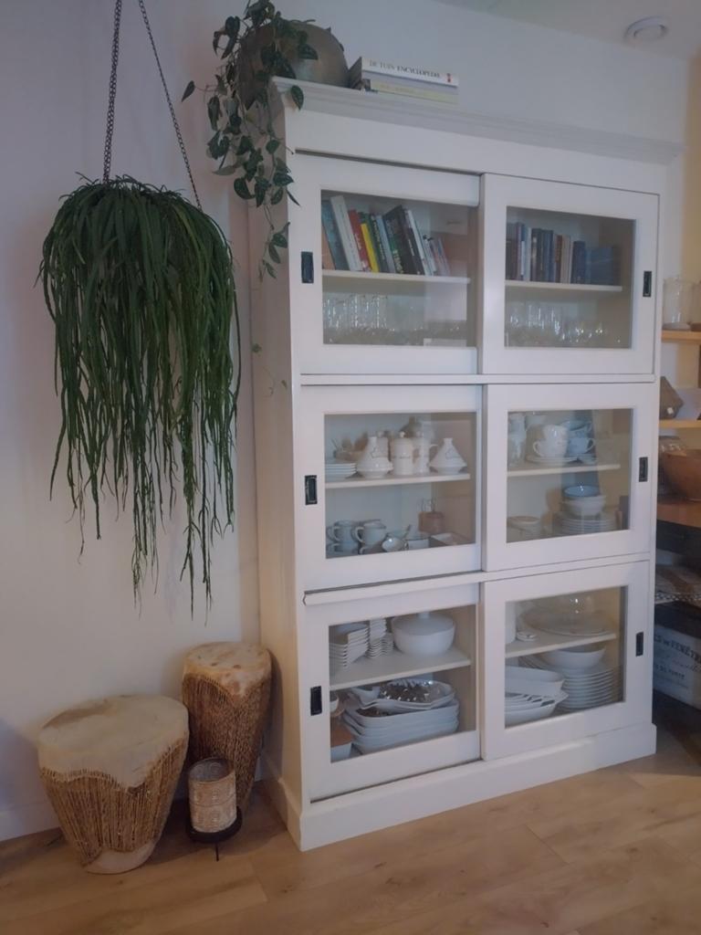 Witte vitrinekast met glazen schuifdeuren, 100 tot 150 cm, Glas, Modern landelijk, Ophalen of Verzenden