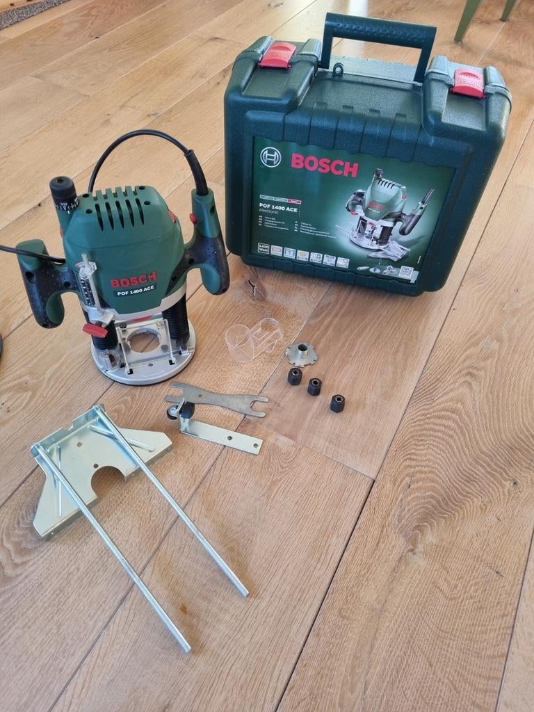 Bosch POF 1400 ACE Bovenfrees met accessoires en koffer, Ophalen of Verzenden, Zo goed als nieuw, Bovenfrees, Bosch
