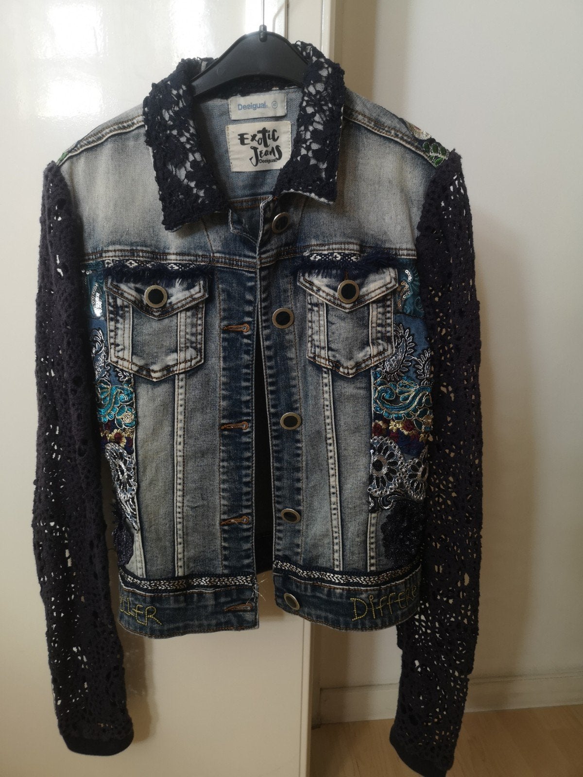 Desigual spijkerjasje met gehaakte mouwen en borduursels, Maat 38/40 (M), Blauw, Ophalen of Verzenden, Zo goed als nieuw