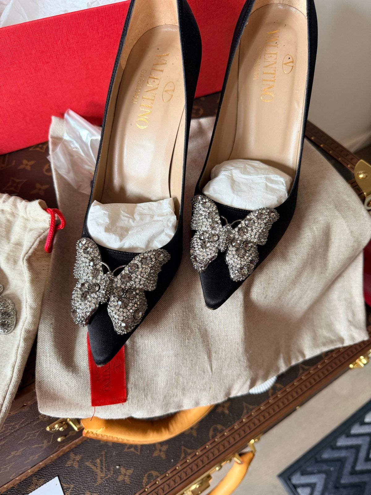 Valentino Garavani Satin Pumps met Kristallen Vlinder, Kleding | Dames, Pumps, Zwart, Ophalen of Verzenden, Zo goed als nieuw