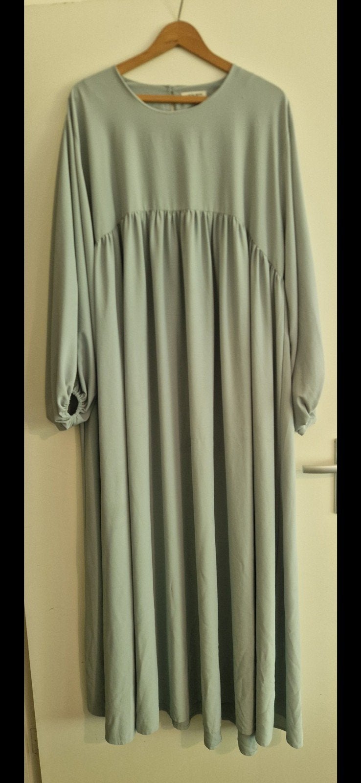 AAWOE ABAYA Parijs Lichtgroene Maxi Jurk Maat M/L, Ophalen, AAWOE ABAYA, Zo goed als nieuw, Onder de knie