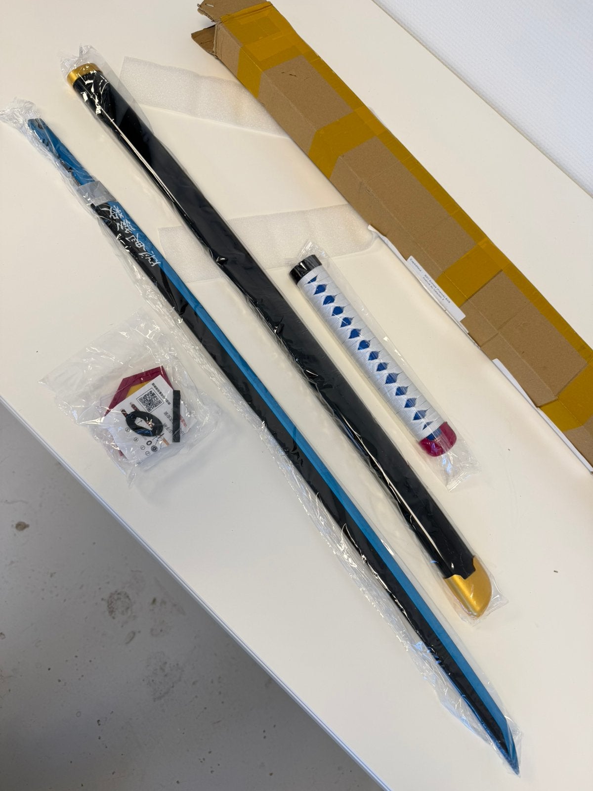 Demon Slayer Giyu Katana Replica 100cm Nieuw zwaard plastic, Nieuw, Ophalen of Verzenden, H, H