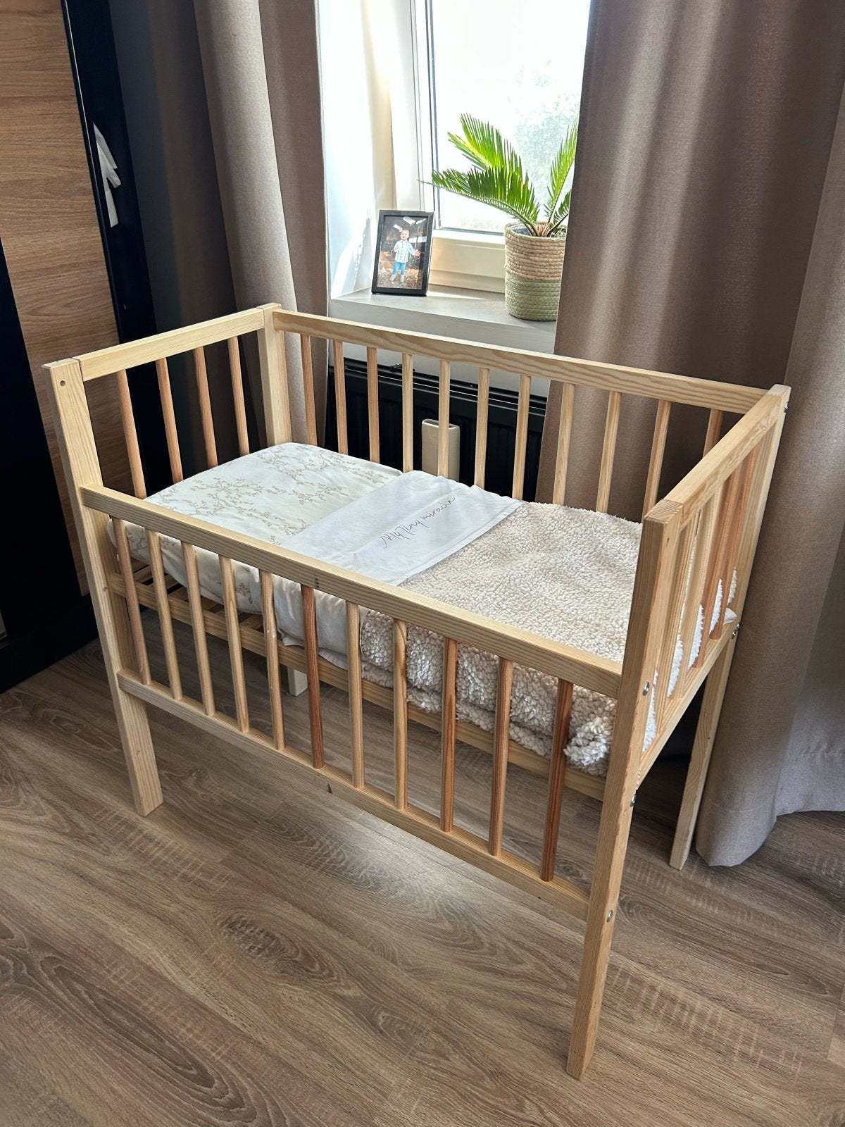 Houten babywiegje inclusief matras - Zo goed als nieuw, Huis en Inrichting, Verstelbaar, Eenpersoons, Beige, Ophalen of Verzenden