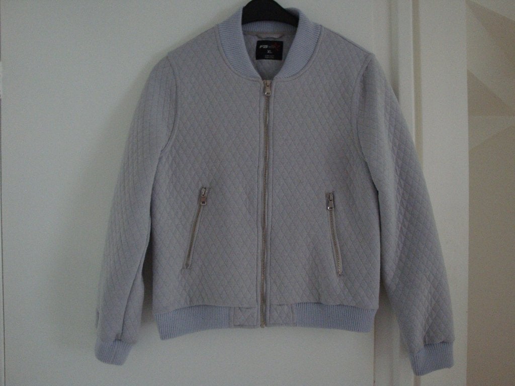 Maat XL. Licht grijs bomber jasje met ruit motief., Ophalen of Verzenden, Zo goed als nieuw, Maat 46/48 (XL) of groter, Grijs