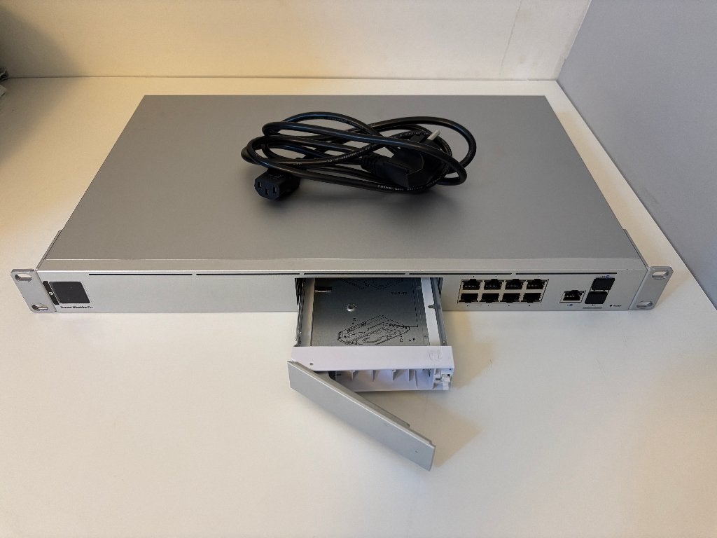 Unifi Dream Machine Pro / UDM-Pro - Ubiquiti, Ophalen of Verzenden, Gebruikt, Router met modem