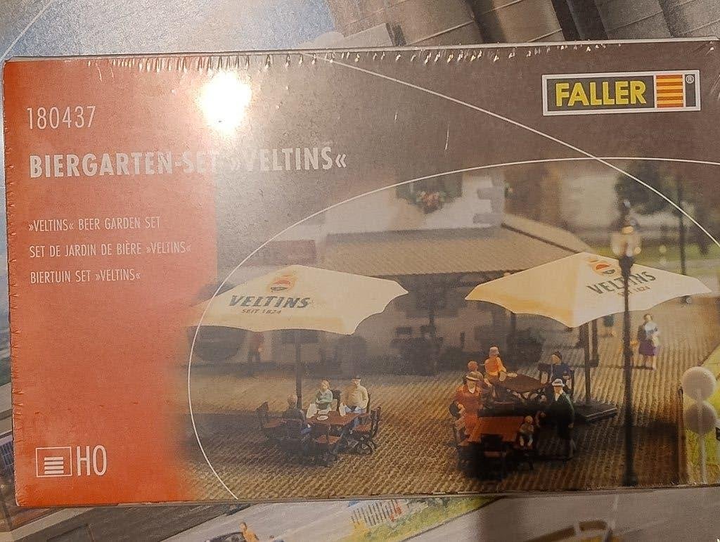 Faller 180437 – Biergarten-Set “Veltins” (H0), Overige merken, Gelijkstroom of Wisselstroom, Brug, Tunnel of Gebouw, Nieuw