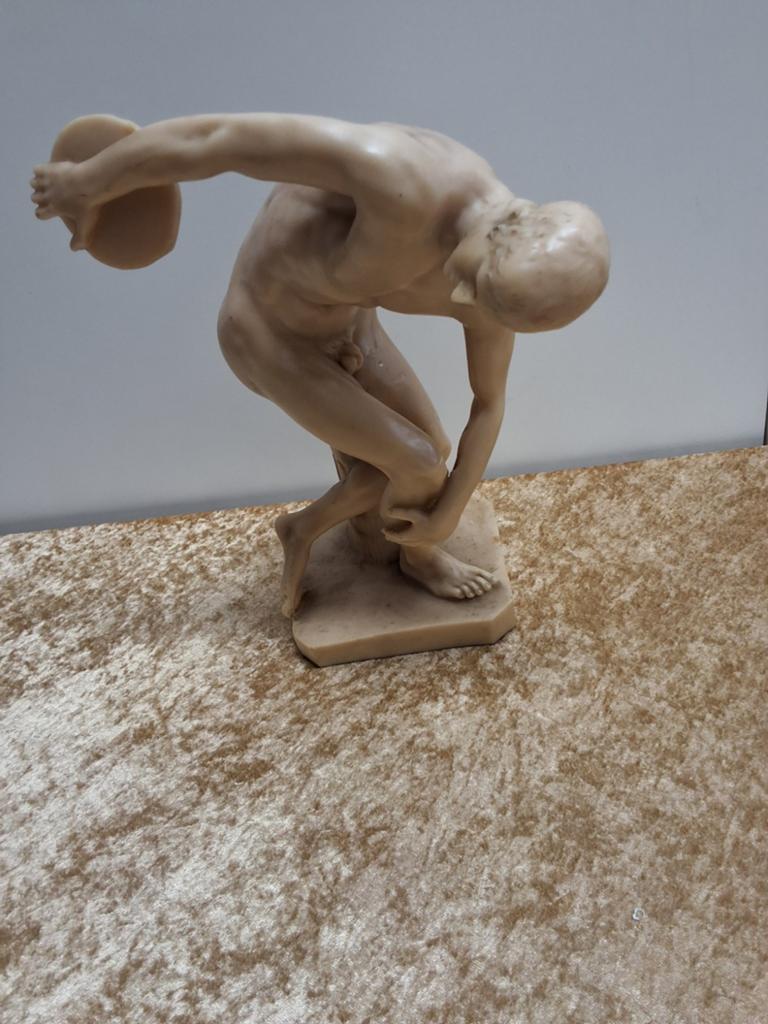 Albasten discuswerper, gesigneerd F. Kouterlaureys, Antiek en Kunst, Ophalen of Verzenden, Steen of Keramiek, Beeld, Beige