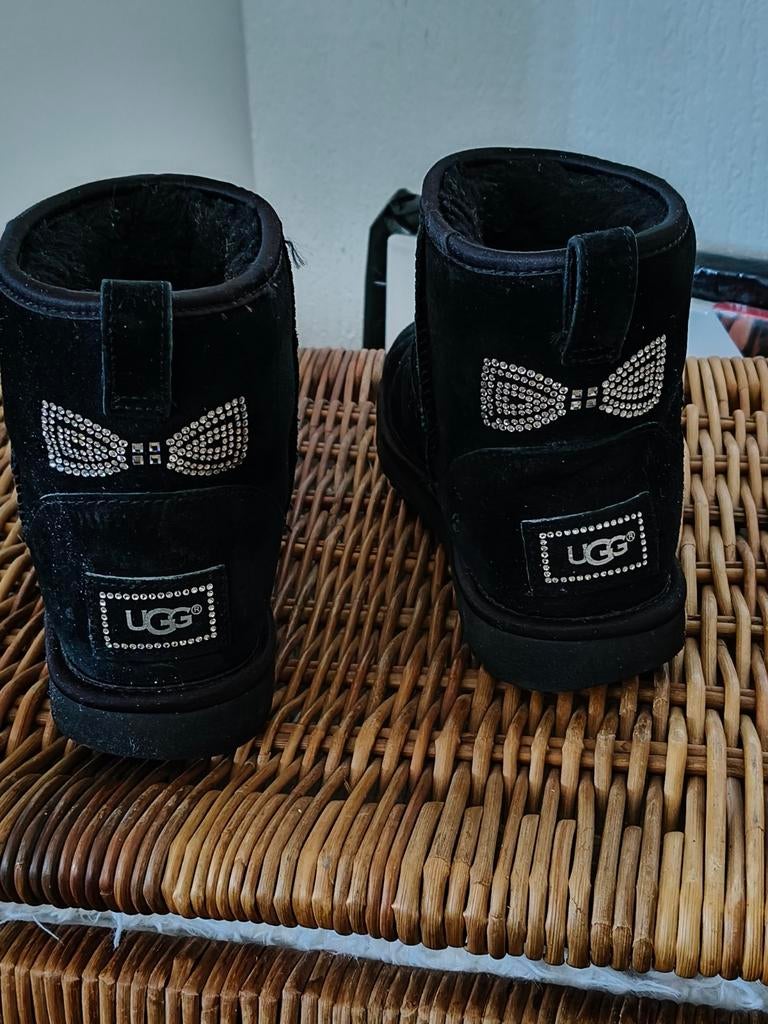 Zwarte UGG laarzen met strikjes en steentjes, UGG, Zwart, Lage of Enkellaarzen, Ophalen of Verzenden