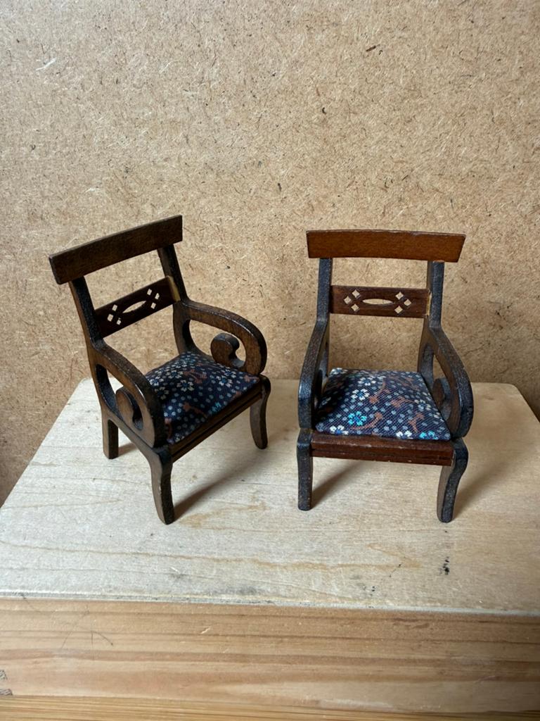 2x stoel shackman ?? Hxbxd 8x4.5x4.3cm - hout, Verzamelen, Poppenhuizen en Toebehoren, Ophalen of Verzenden, Zo goed als nieuw