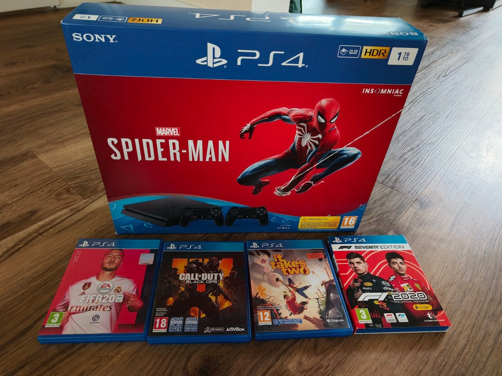 Sony PlayStation 4 Slim 1 TB (Spider-Man Editie) – Compleet, Spelcomputers en Games, Ophalen, Zo goed als nieuw, Met 2 controllers
