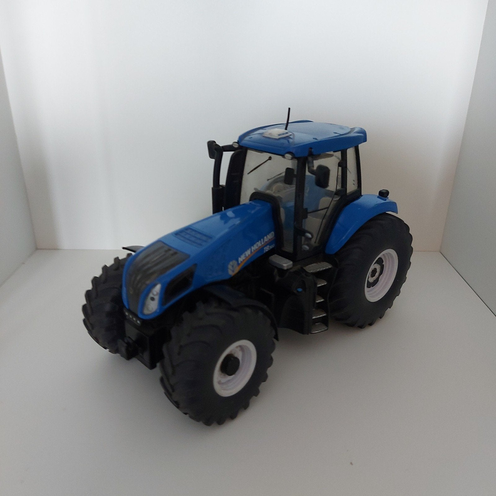 New holland T8.300 model 1:32, Hobby en Vrije tijd, Modelauto's | 1:32, Ophalen of Verzenden, Zo goed als nieuw, Tractor of Landbouw