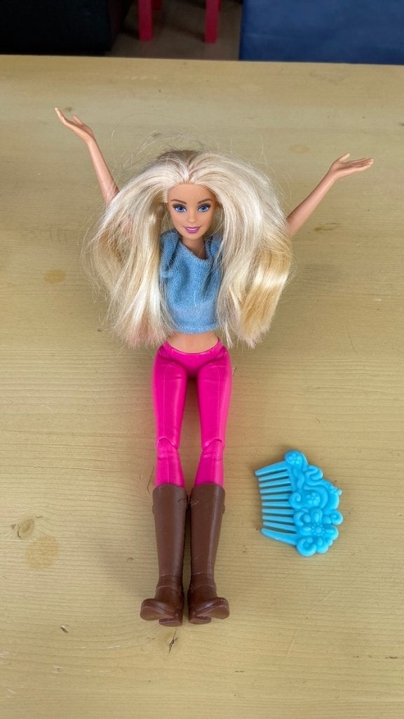 Barbiepop met paardrijlaarzen, borstel en kam, Ophalen of Verzenden, Gebruikt, Barbie