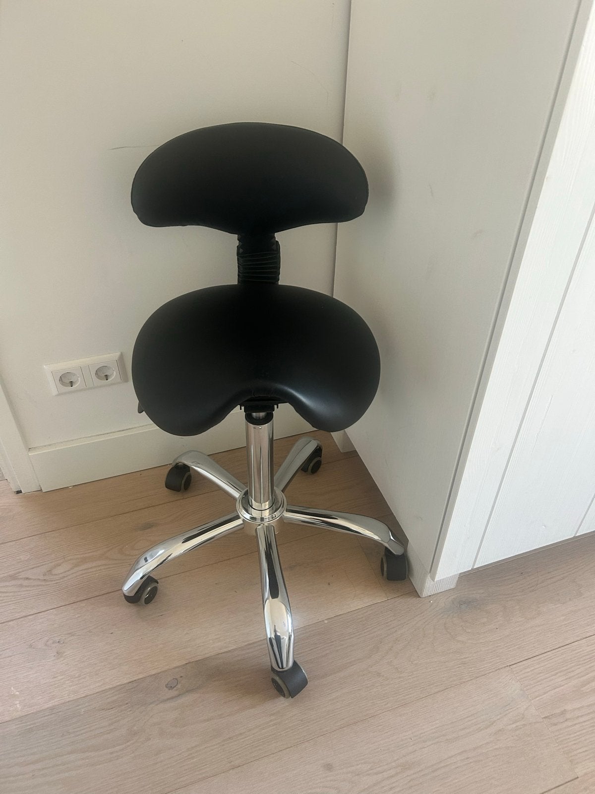 Zwarte ergonomische zadelkruk met rugleuning, Ophalen, Zwart, Zo goed als nieuw, Bureaukruk