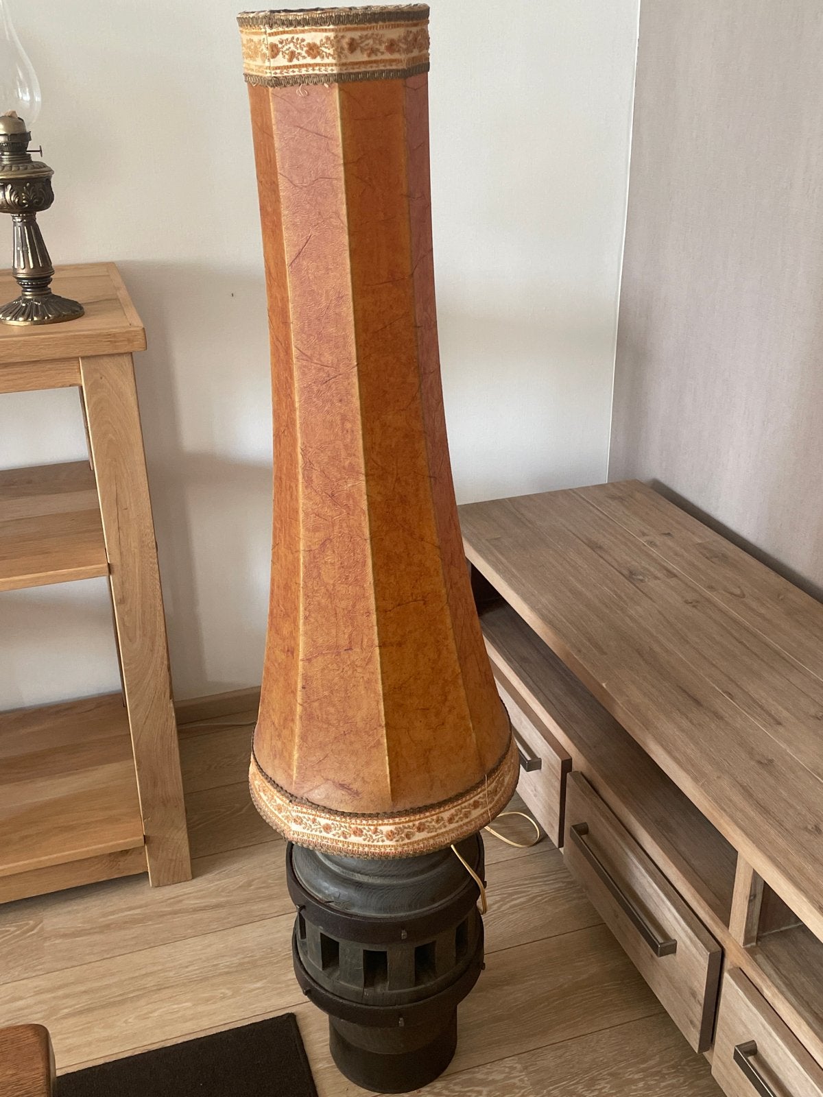 Unieke vloerlamp met wielnaaf als lampvoet, Antiek en Kunst, Antiek | Lampen, Ophalen