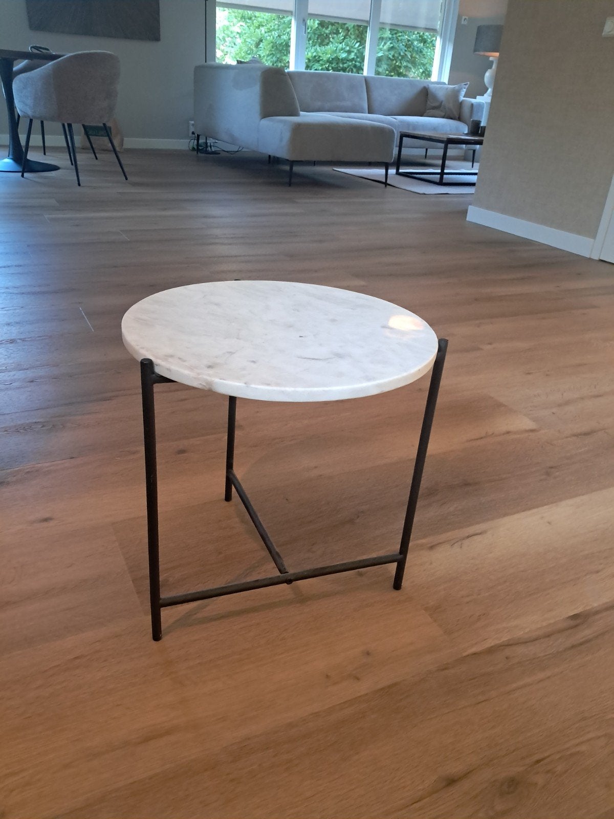 bijzettafeltje met marmeren blad, Huis en Inrichting, Tafels | Bijzettafels, Ophalen, Minder dan 55 cm, Rond, Zo goed als nieuw