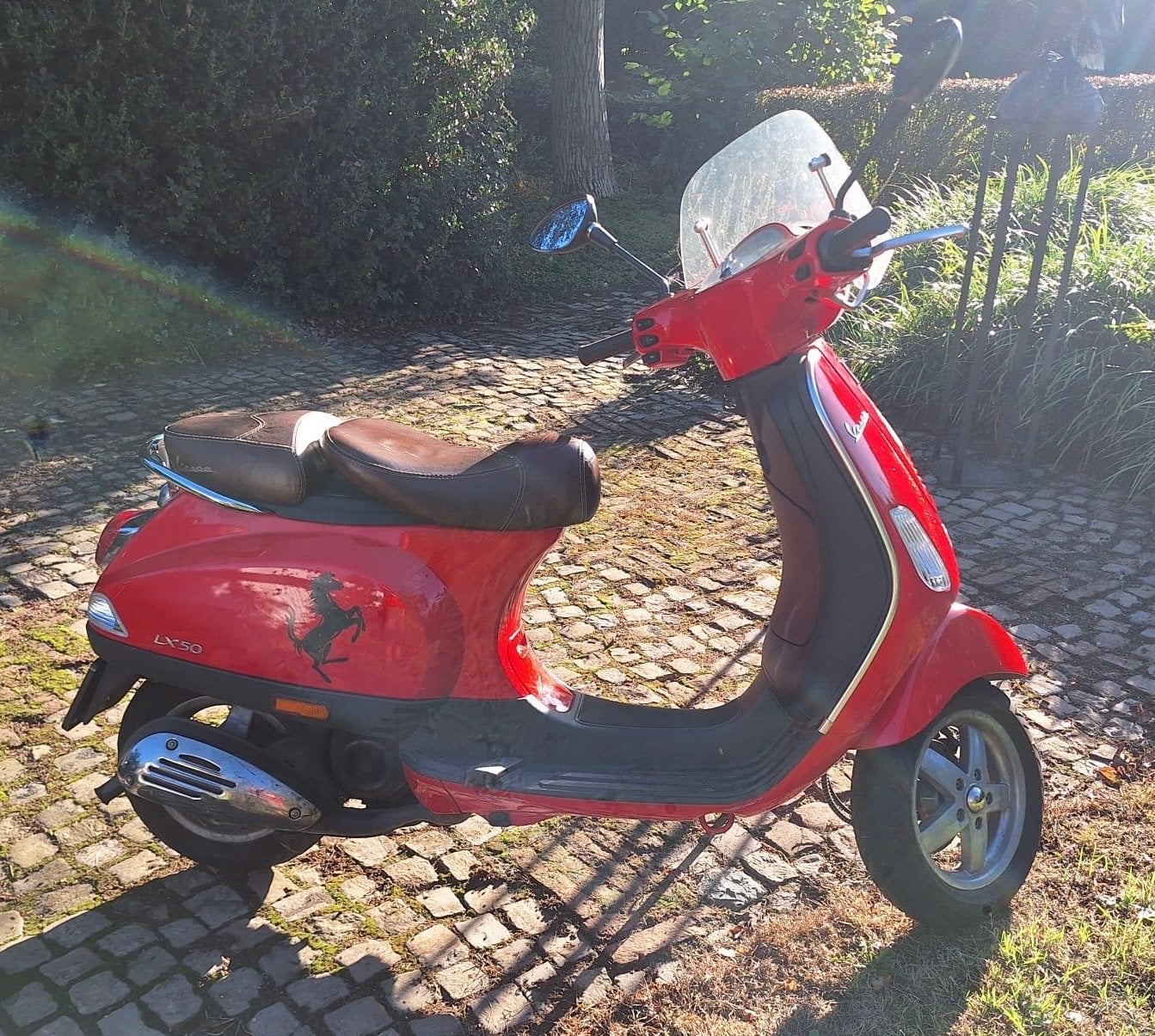 Foto 12 van Vespa LX 50 - Rode Scooter met Bruin Lederen Zadel