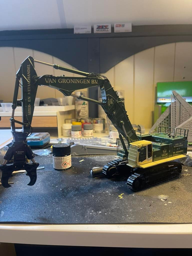 NZG Hitachi zx1000K van groningen, Hobby en Vrije tijd, Modelauto's | 1:50, Ophalen, Zo goed als nieuw, Hijskraan, Tractor of Landbouw