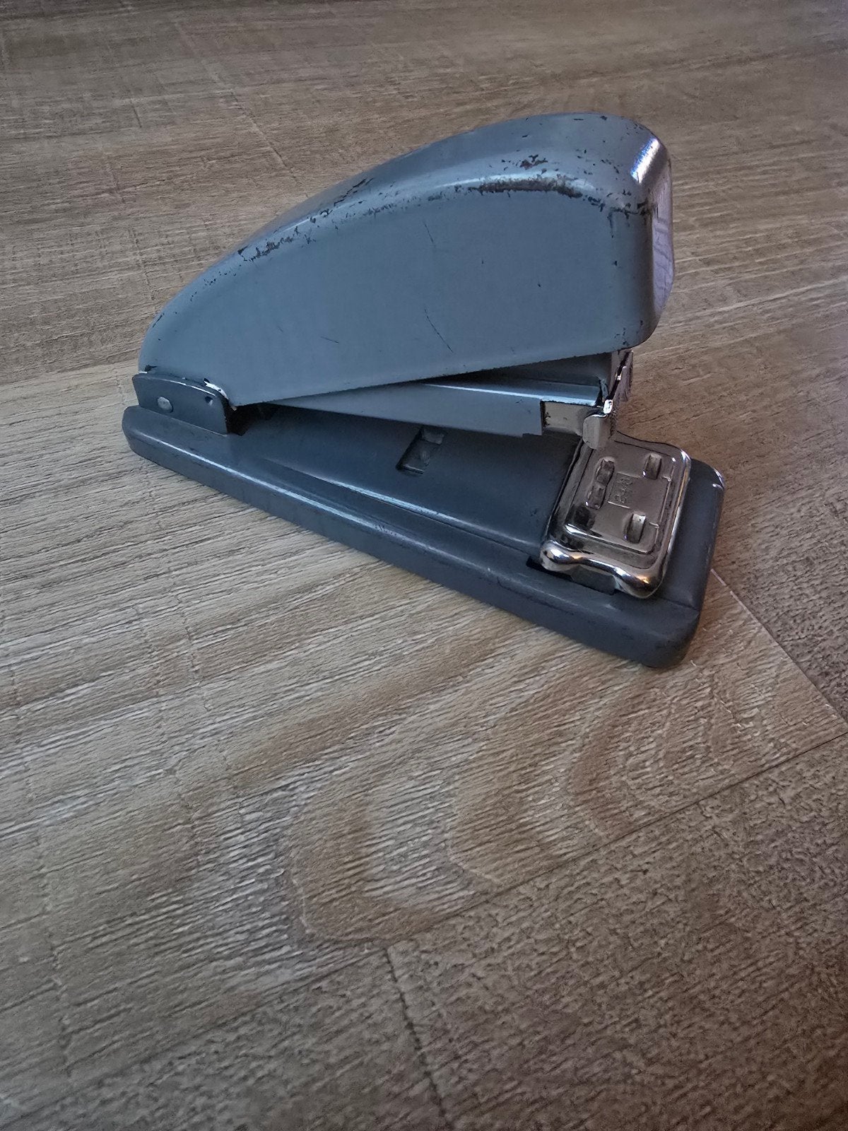 Vintage antieke Nietmachine Grijs metaal 1950 € 5,65, Ophalen of Verzenden