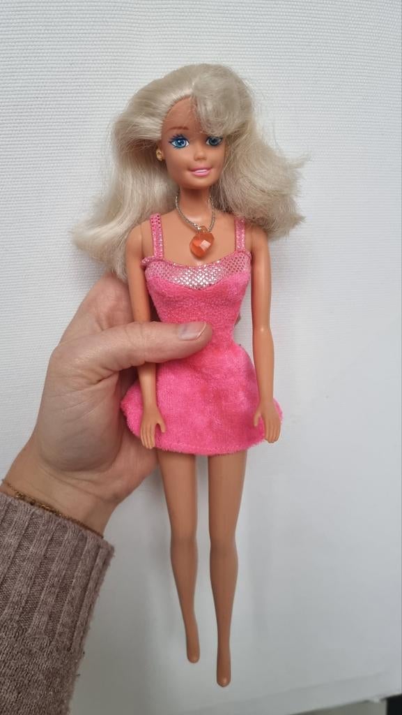 Vintage barbiepop uit 1966/1976 met roze jurkje en ketting., Ophalen of Verzenden, Gebruikt, Kleertjes