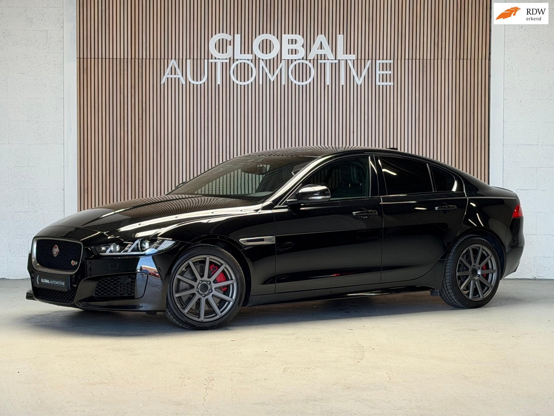 Jaguar XE 3.0 S V6 340PK - STOELVERWARMING, Auto's, Jaguar, Automaat, Achterwielaandrijving, Gebruikt, 2995 cc