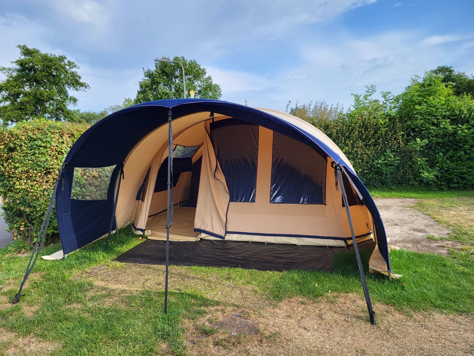 Grote Cabanon Awaya 440 tunneltent met luifel, Ophalen, Zo goed als nieuw, Tot en met 6