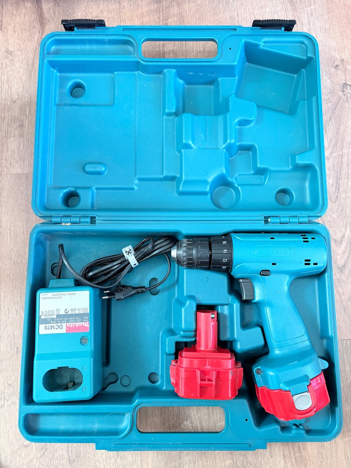 Makita 6227D Accuboormachine met lader en koffer, Gebruikt, Variabele snelheid, Ophalen of Verzenden, Boor- en Schroefmachine
