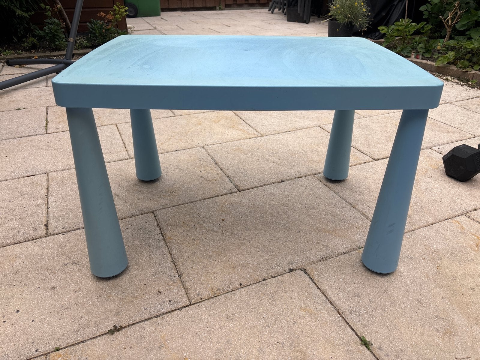 Gratis Ikea Blauwe kunststof kindertafel - Gebruikt, Kinderen en Baby's, Kinderkamer | Tafels en Stoelen, Ophalen, Gebruikt, Tafel(s)