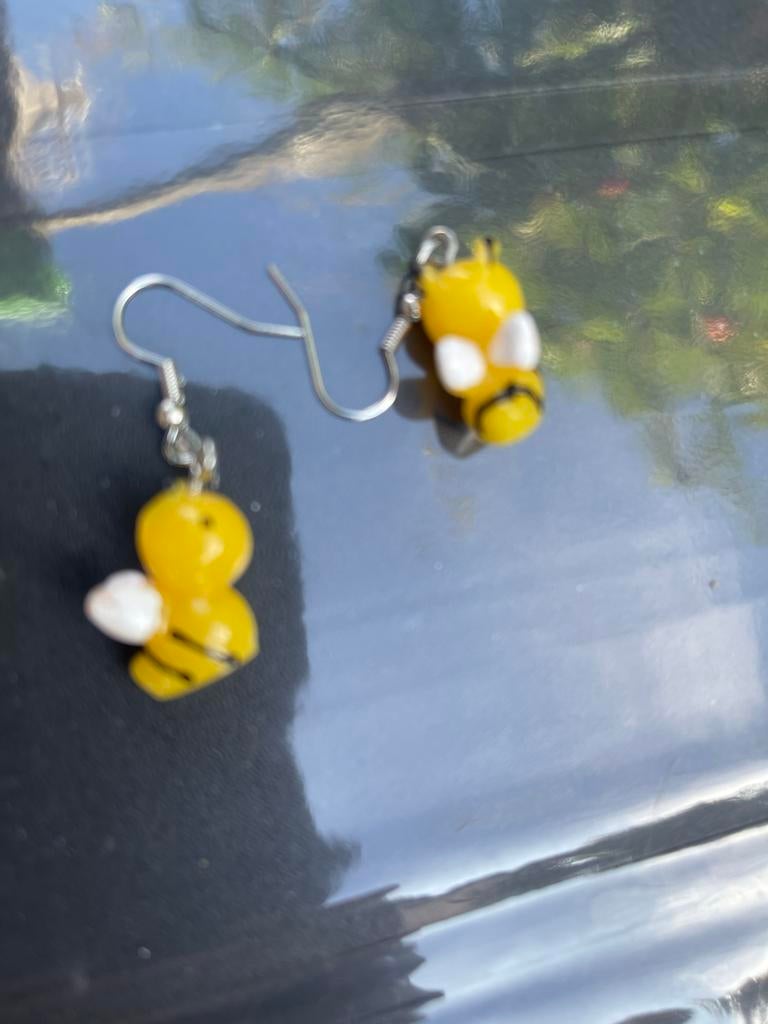 Schattige oorbellen met bijtjes, Sieraden, Tassen en Uiterlijk, Oorbellen, Nieuw, Hangers, Overige materialen, Geel, Ophalen of Verzenden