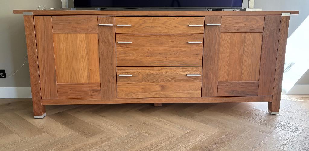 Dressoir massief notenhout incl 2 lampen, Huis en Inrichting, Kasten | Dressoirs, Ophalen, Strak, Gebruikt, Met deur(en)