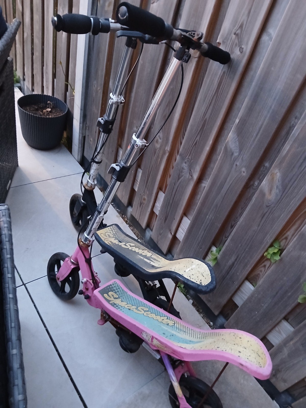 Set van 2 gebruikte spwce scooters - roze en zwart, Ophalen of Verzenden, Gebruikt, Gewone step, Onbekend