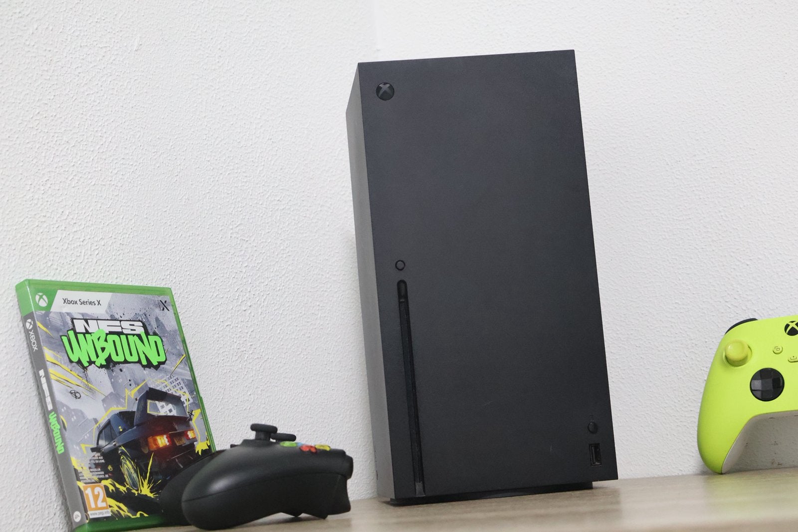 Foto 2 van Xbox Series X 1TB 8K + 2 Controller’s + 8 Spellen