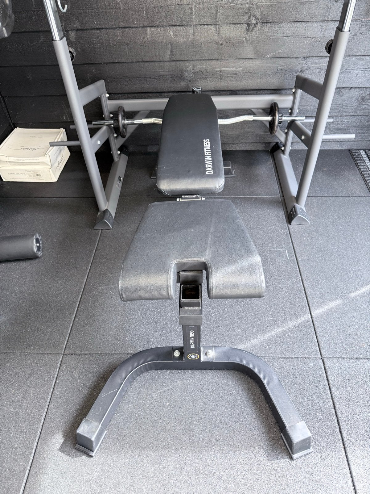 Fitnessbank met halterset en gewichten, Sport en Fitness, Fitnessmaterialen, Ophalen, Zo goed als nieuw, Armen, Fitnessbank