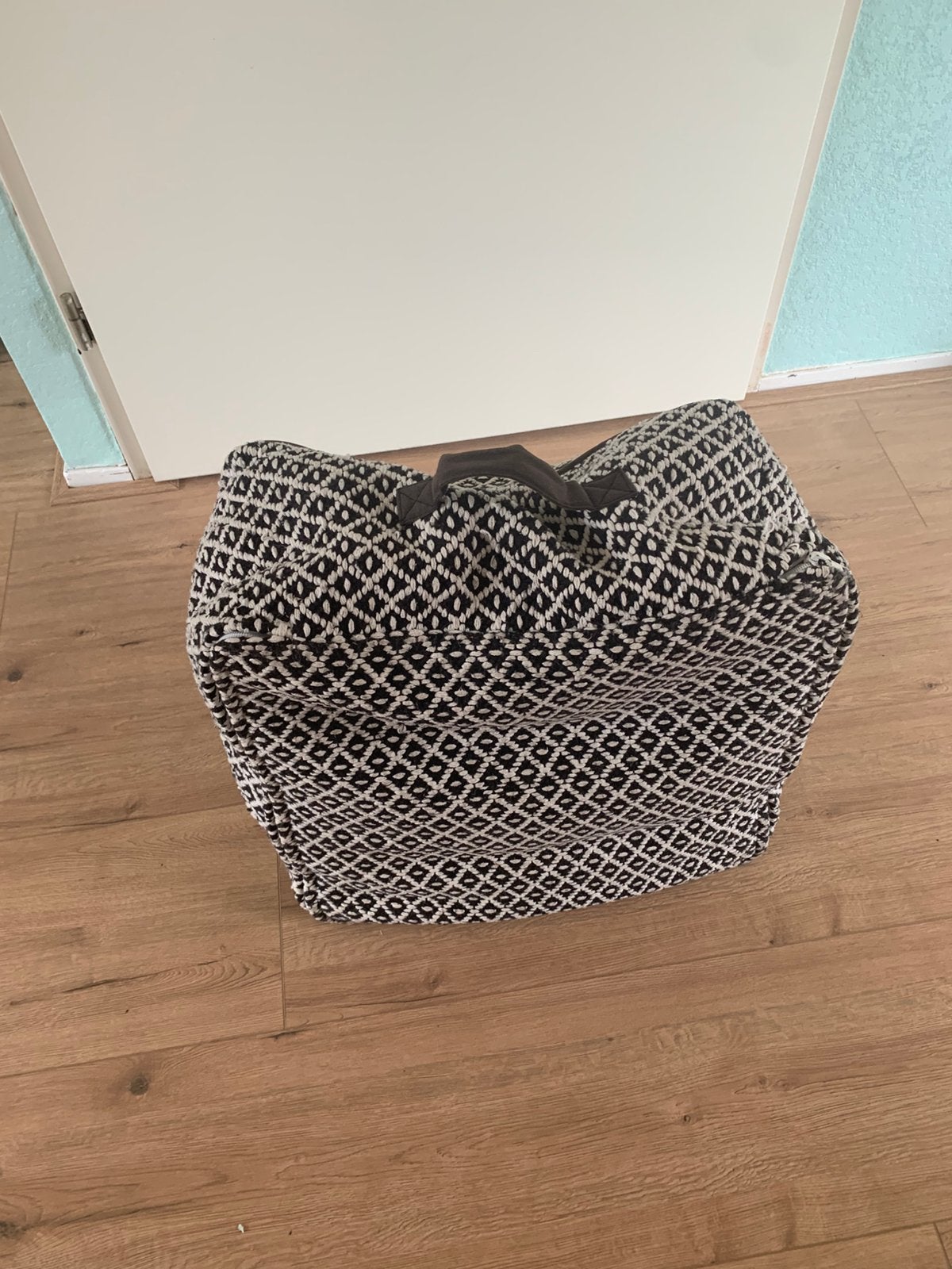 Leuke zwart witte poef, Huis en Inrichting, Ophalen, Gebruikt, Vierkant, Minder dan 50 cm