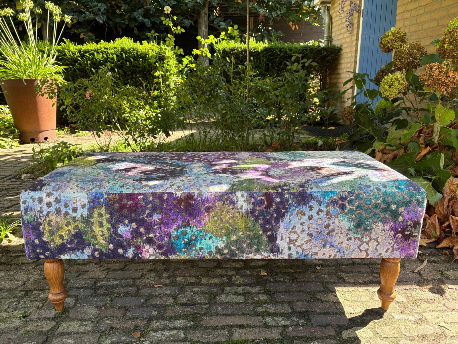 Sidetabel met kleurrijke stoffen bekleding en houten poten, Huis en Inrichting, Tafels | Sidetables, Overige materialen, Gebruikt