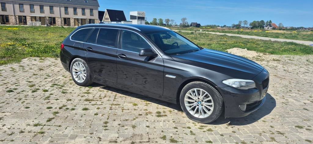 BMW 5-Serie 528I 180KW Touring Aut8 2013 Grijs, Auto's, BMW, Automaat, Achterwielaandrijving, Zwart, 2000 kg