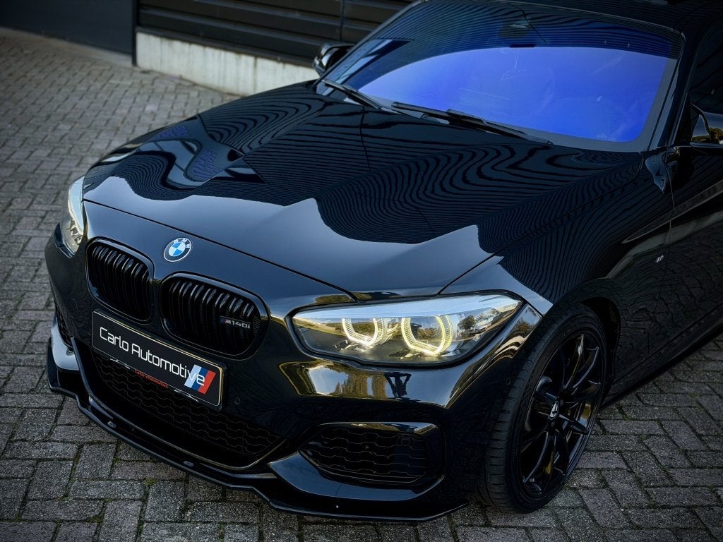 Bmw 1-serie M140i xDrive DAK|H/K|MEMORY|MILLTEK|CAMERA VOL!, Dealer onderhouden, Gebruikt, Euro 6, Zwart