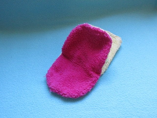 Badstof handpop of poppenkastpop hond lichtgeel met roze, Geel, Handgemaakt, Zo goed als nieuw, Klein (minder dan 20 cm)