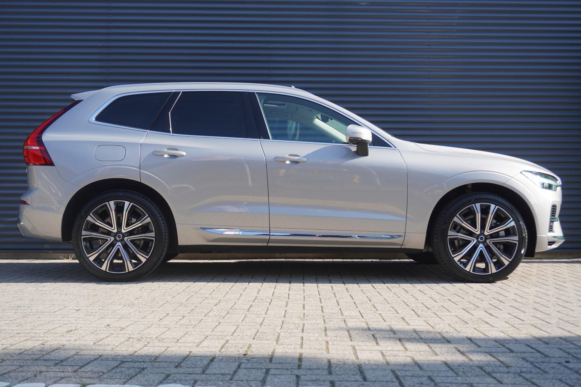Volvo XC60 2.0 T6 Plug-in hybrid AWD Essential Edition Brigh, Auto's, Automaat, 12 maanden, Stof, Gebruikt