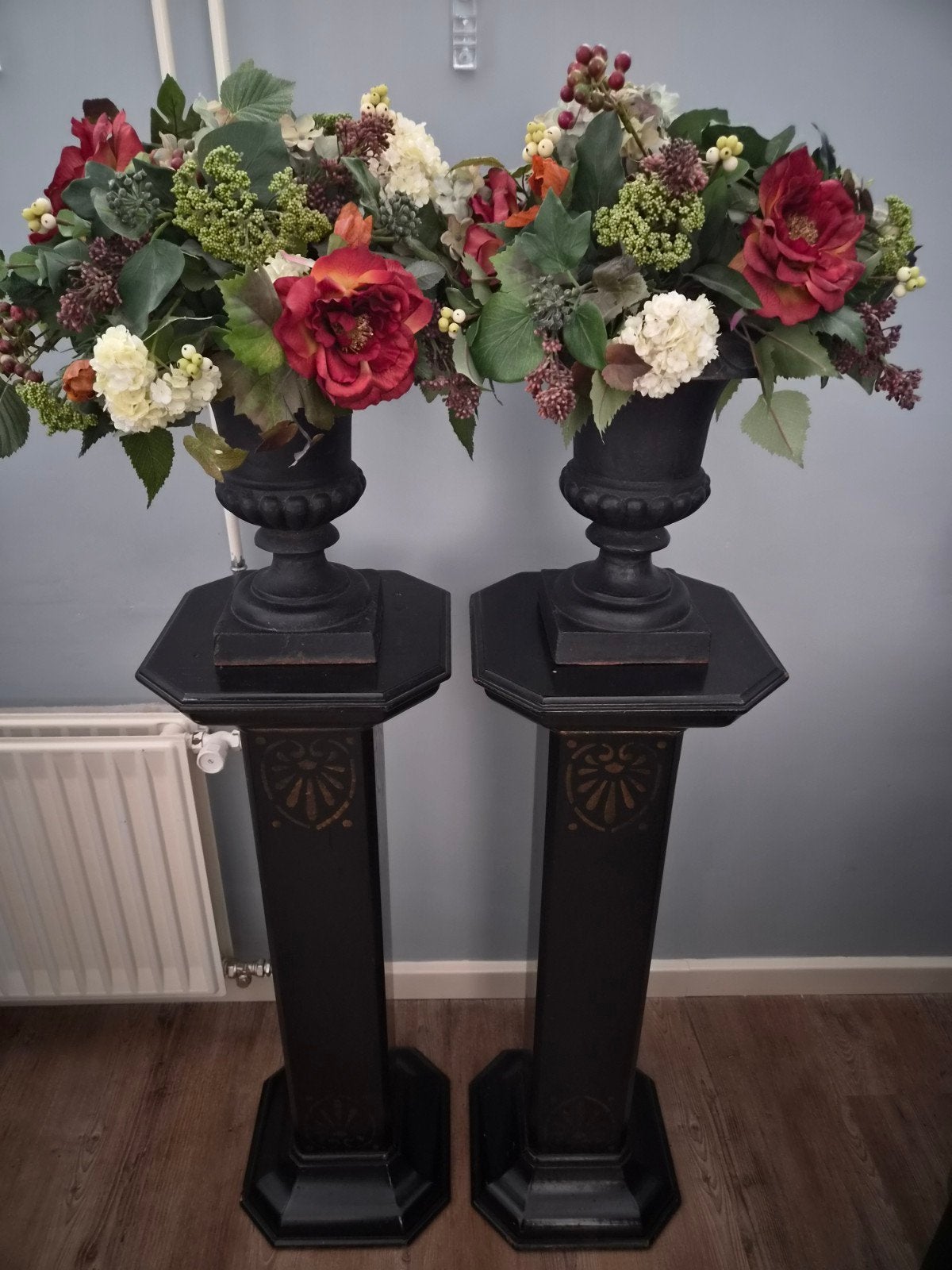 2 antieke zuilen met gietijzeren bloempot/ vaas, Huis en Inrichting, Ophalen