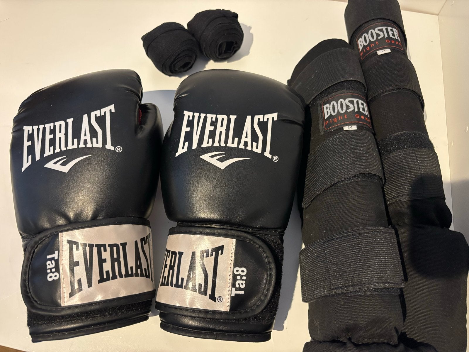 Boksset: Everlast bokshandschoenen, Booster scheenbeschermer, Ophalen of Verzenden, Gebruikt, Bokshandschoenen