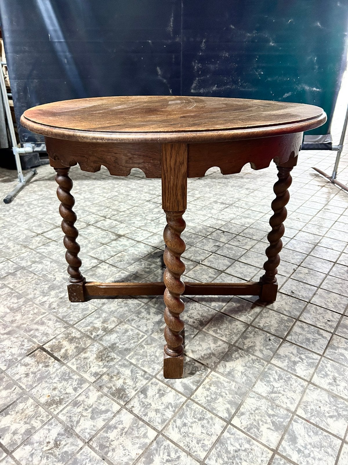 Eiken (bijzet)tafel met gedraaide poten, Ophalen